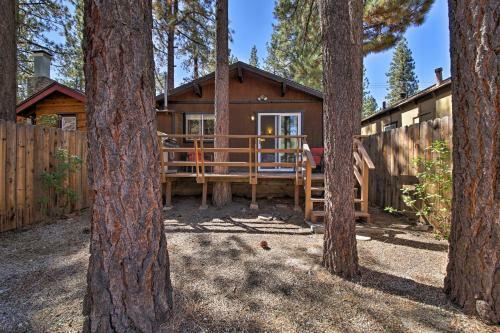 Cozy Big Bear Cabin With Spacious Deck And Fireplace!