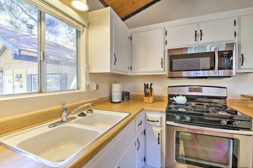 Cozy Big Bear Cabin With Spacious Deck And Fireplace!