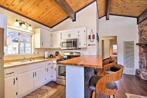 Cozy Big Bear Cabin With Spacious Deck And Fireplace!