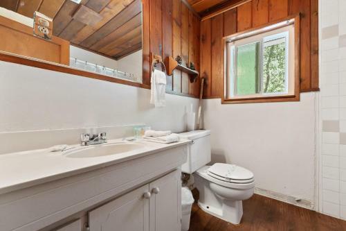 Rustic Cabin Retreat- Mins From Bass Lake