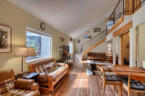 Bass Lake`s Honeybee Cabin