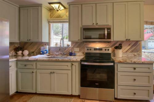 Bass Lake`s Honeybee Cabin