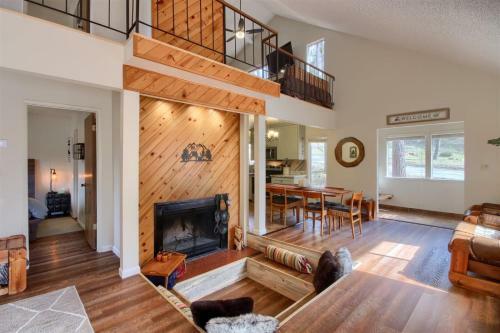 Bass Lake`s Honeybee Cabin