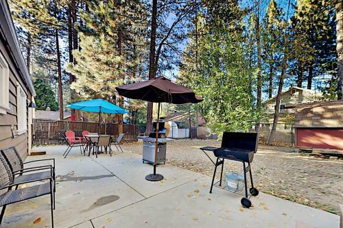 New Listing! Alpine Bungalow With Private Hot Tub Cabin