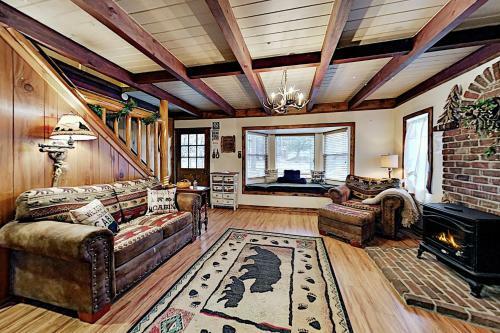 New Listing! Alpine Bungalow With Private Hot Tub Cabin