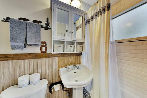 New Listing! Alpine Bungalow With Private Hot Tub Cabin