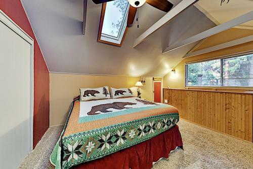 New Listing! Alpine Bungalow With Private Hot Tub Cabin