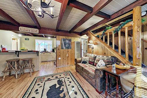 New Listing! Alpine Bungalow With Private Hot Tub Cabin
