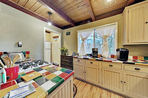 New Listing! Alpine Bungalow With Private Hot Tub Cabin