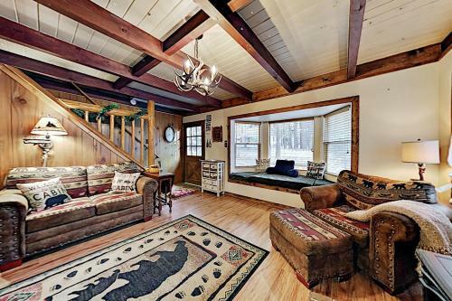 New Listing! Alpine Bungalow With Private Hot Tub Cabin