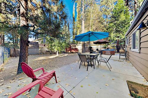New Listing! Alpine Bungalow With Private Hot Tub Cabin