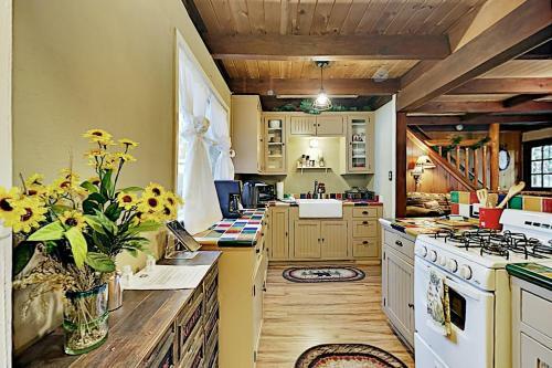 New Listing! Alpine Bungalow With Private Hot Tub Cabin