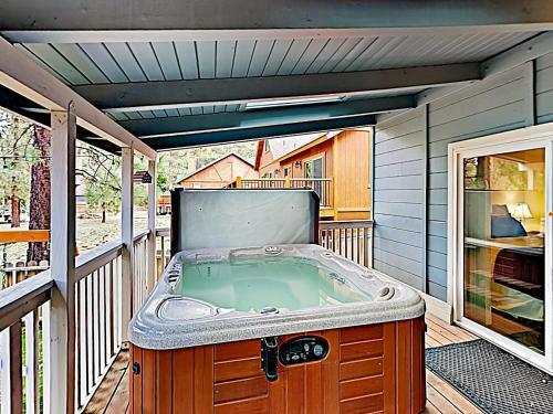 Walk To Slopes! Mountain Home With Private Hot Tub Home