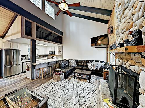 Walk To Slopes! Mountain Home With Private Hot Tub Home
