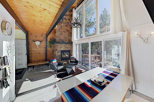 Rustic-chic Remodel With Fireplace, Deck & Hot Tub! Cabin