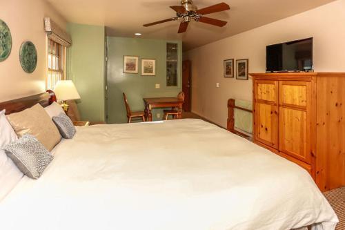 Alpenhorn Lodge-1903 By Big Bear Vacations