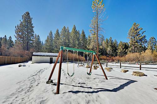 Charming Chalet - Big Yard, Deck, Near Skiing Home