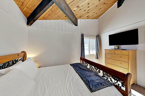 Charming Chalet - Big Yard, Deck, Near Skiing Home