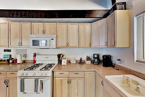 Charming Chalet - Big Yard, Deck, Near Skiing Home