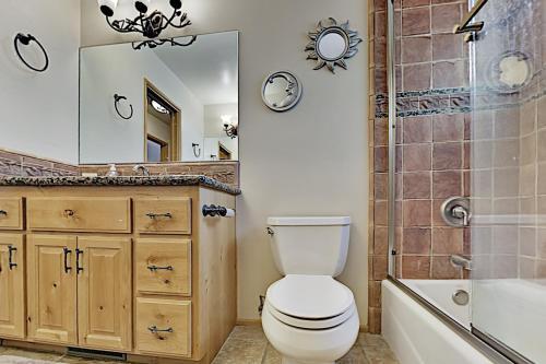 Spacious Lake Getaway With Hot Tub & Game Garage Home