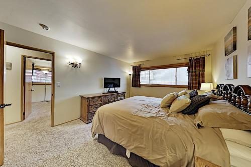 Spacious Lake Getaway With Hot Tub & Game Garage Home