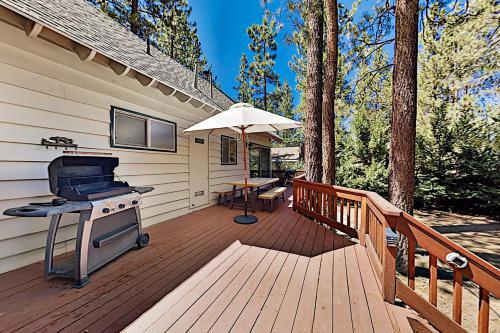 Spacious Lake Getaway With Hot Tub & Game Garage Home
