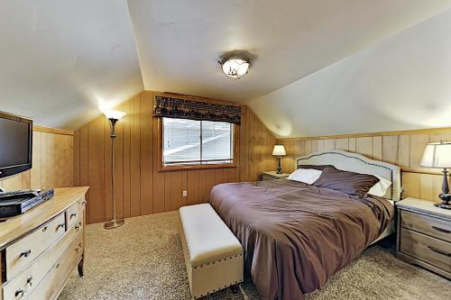 Spacious Lake Getaway With Hot Tub & Game Garage Home