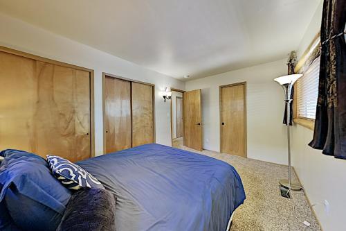 Spacious Lake Getaway With Hot Tub & Game Garage Home