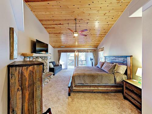 New Listing! Custom Lakeside Haven With Water Views Home