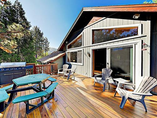 New Listing! Custom Lakeside Haven With Water Views Home