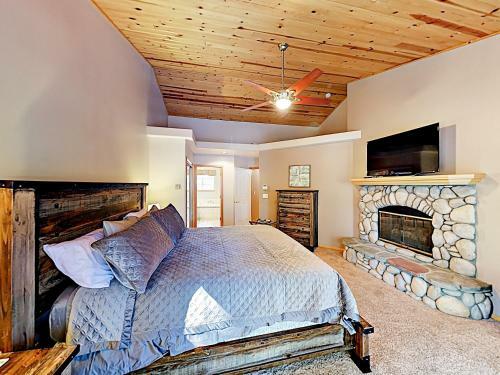 New Listing! Custom Lakeside Haven With Water Views Home