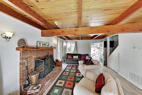 Updated A-frame With Fireplace - Minutes To Slopes Home