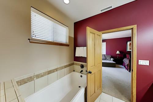 Apartamento All-suite Gem - Private Hot Tub & Game Room Duplex