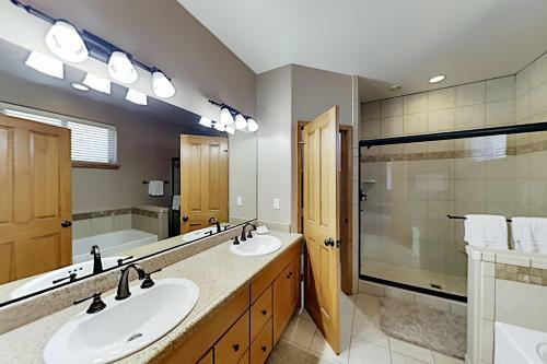 Apartamento All-suite Gem - Private Hot Tub & Game Room Duplex