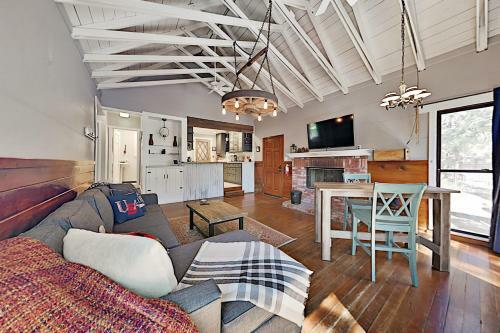 Incredible Restored Vintage Cabin With Hot Tub Home