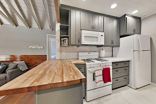 Incredible Restored Vintage Cabin With Hot Tub Home