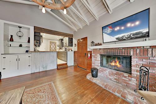 Incredible Restored Vintage Cabin With Hot Tub Home