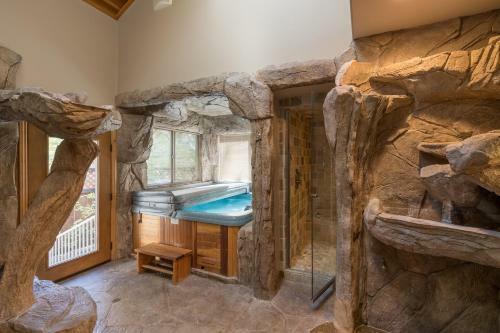 Camp Winterset - Walking Distance To Summit Mountain And Your Own Private Spa!