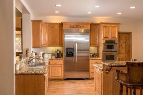 Camp Winterset - Walking Distance To Summit Mountain And Your Own Private Spa!