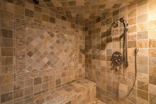 Camp Winterset - Walking Distance To Summit Mountain And Your Own Private Spa!
