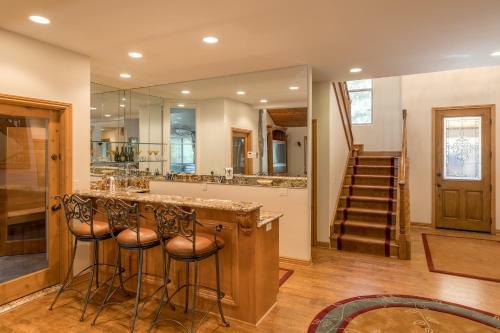 Camp Winterset - Walking Distance To Summit Mountain And Your Own Private Spa!