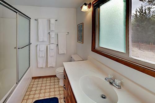 Mallard Lagoon Escape - Private Hot Tub & Dock Home