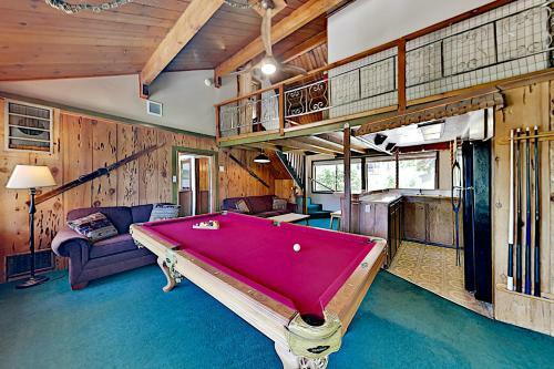 Lakefront Cabin With Private Dock - Great For Groups Home