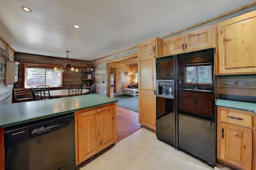Lakefront Cabin With Private Dock - Great For Groups Home