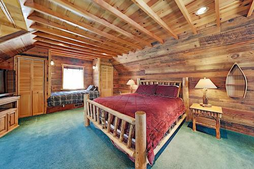 Lakefront Cabin With Private Dock - Great For Groups Home