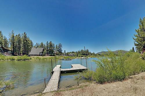 Lakefront Cabin With Private Dock - Great For Groups Home