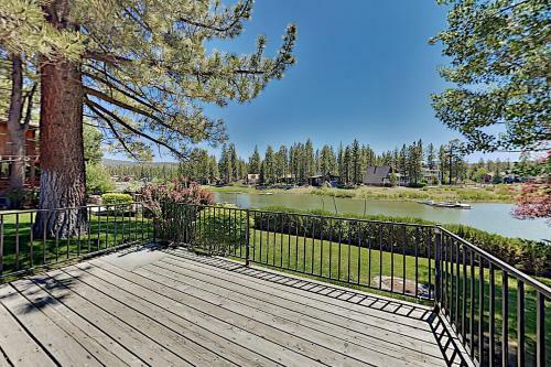 Lakefront Cabin With Private Dock - Great For Groups Home