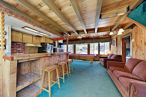 Lakefront Cabin With Private Dock - Great For Groups Home