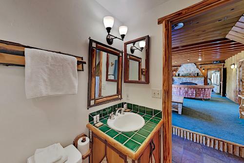 Lakefront Cabin With Private Dock - Great For Groups Home