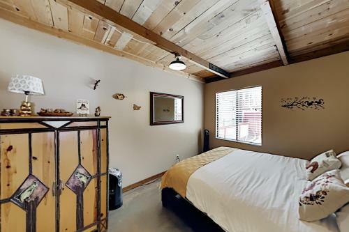 2 Village Homes - Private Sauna - Fun Fenced Yard Home